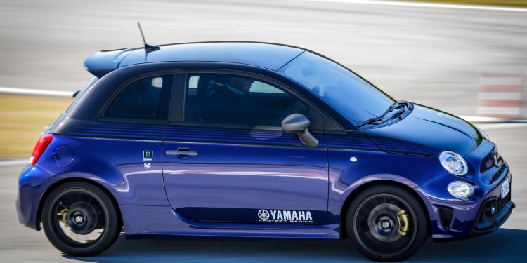 Novos Abarth 595 Scorpioneoro e Abarth 595 Monster Energy Yamaha, as duas almas da Abarth 15