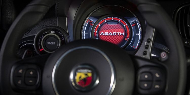 Novos Abarth 595 Scorpioneoro e Abarth 595 Monster Energy Yamaha, as duas almas da Abarth 16