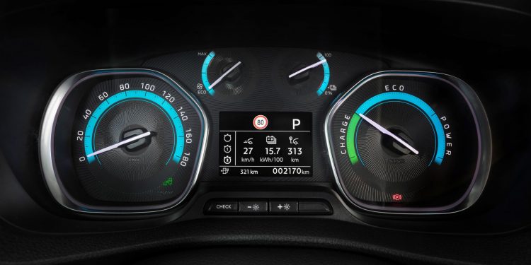 Opel anuncia preços do novo furgão elétrico Vívaro-e 15