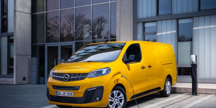 Opel anuncia preços do novo furgão elétrico Vívaro-e 16