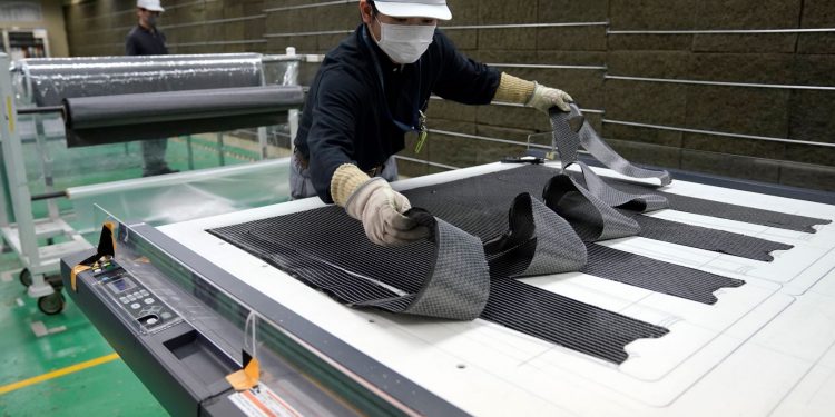 Nissan revoluciona a produção de peças em fibra de carbono 16