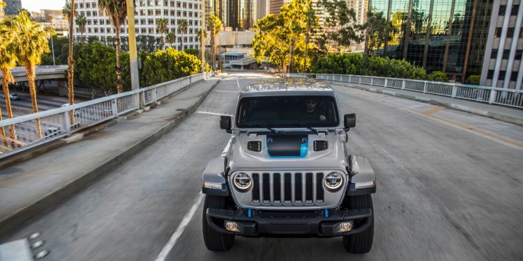 Novo Jeep® Wrangler 4xe Junta-se às Versões 4xe do Renegade e do Compass 16