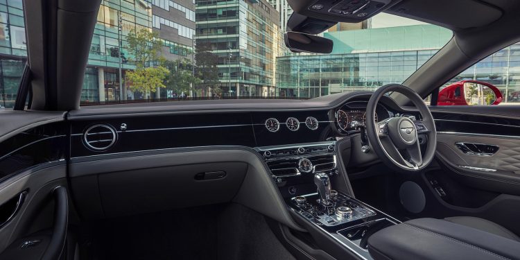 Flying Spur pronto para voar com o motor V8 15