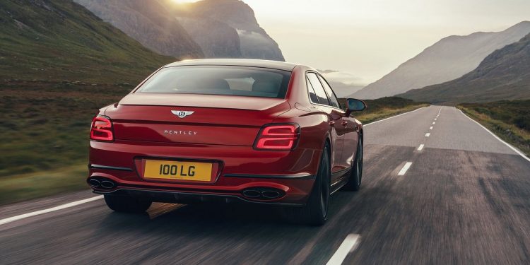 Flying Spur pronto para voar com o motor V8 13