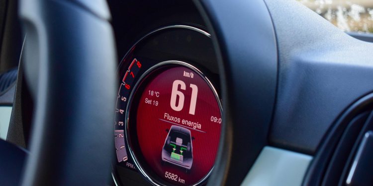 FIAT 500C Hybrid: Um ícone eletrizante! 53