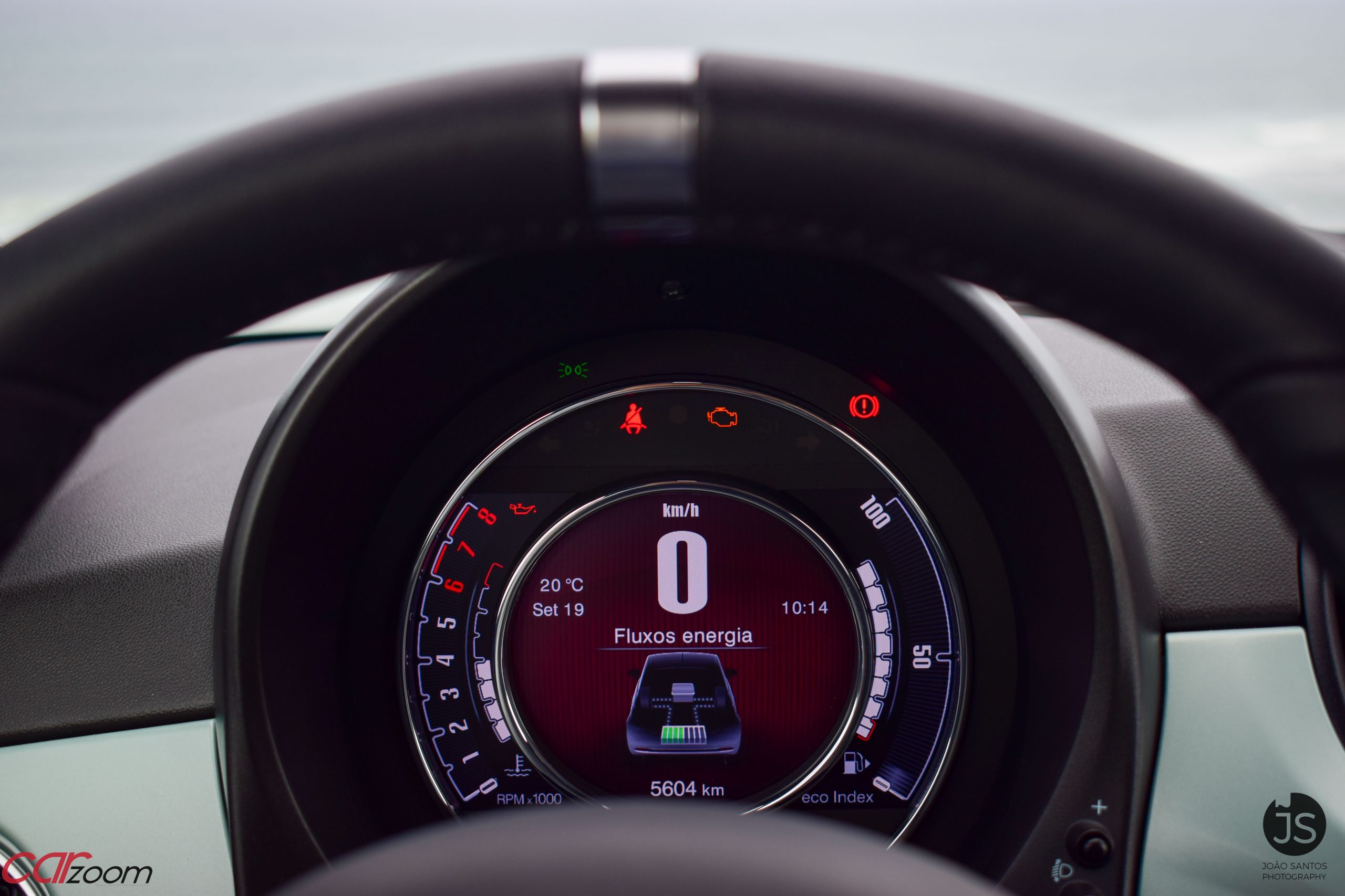 FIAT 500C Hybrid: Um ícone eletrizante! 26