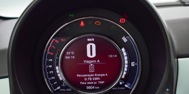 FIAT 500C Hybrid: Um ícone eletrizante! 36