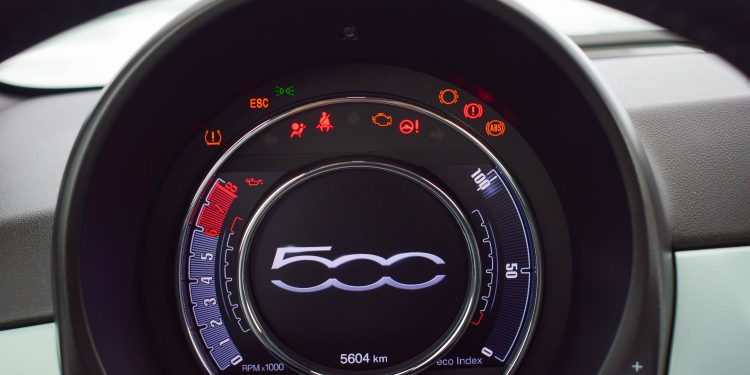 FIAT 500C Hybrid: Um ícone eletrizante! 35