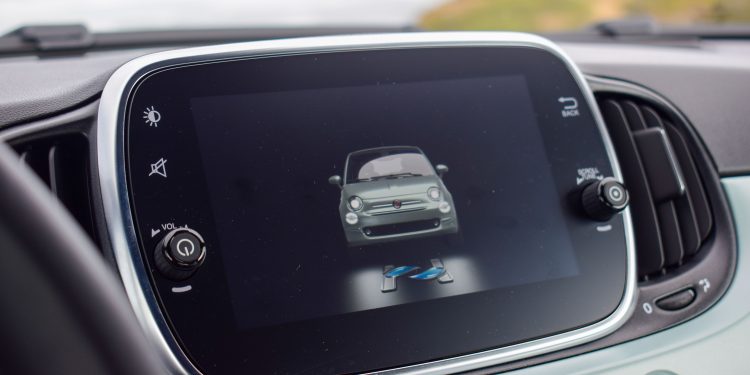 FIAT 500C Hybrid: Um ícone eletrizante! 34