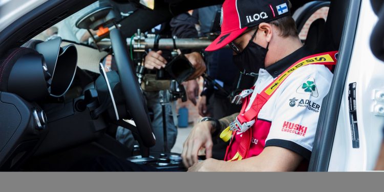 Pilotos de F1 da Alfa Romeo Racing ORLEN, Räikkönen e Giovinazzi, testam o novo Giulia GTA 16