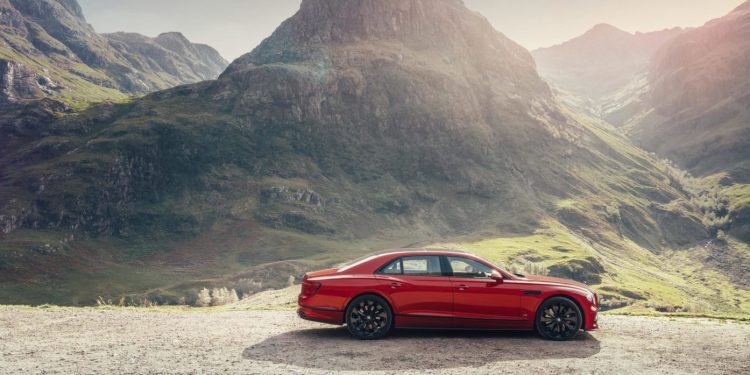 Flying Spur pronto para voar com o motor V8 14