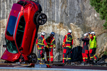 Volvo Cars lança os seus automóveis de uma altura de 30 metros 13