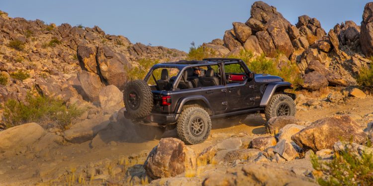 Jeep lança Wrangler Rubicon com motor HEMI V8! 45 Jeep lança Wrangler Rubicon com motor HEMI V8! 45