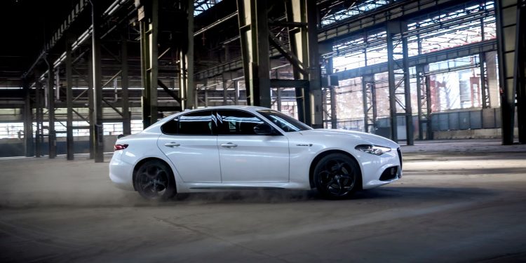 Alfa Romeo lança a gama 2021 e apresenta o novo Stelvio Veloce Ti 14