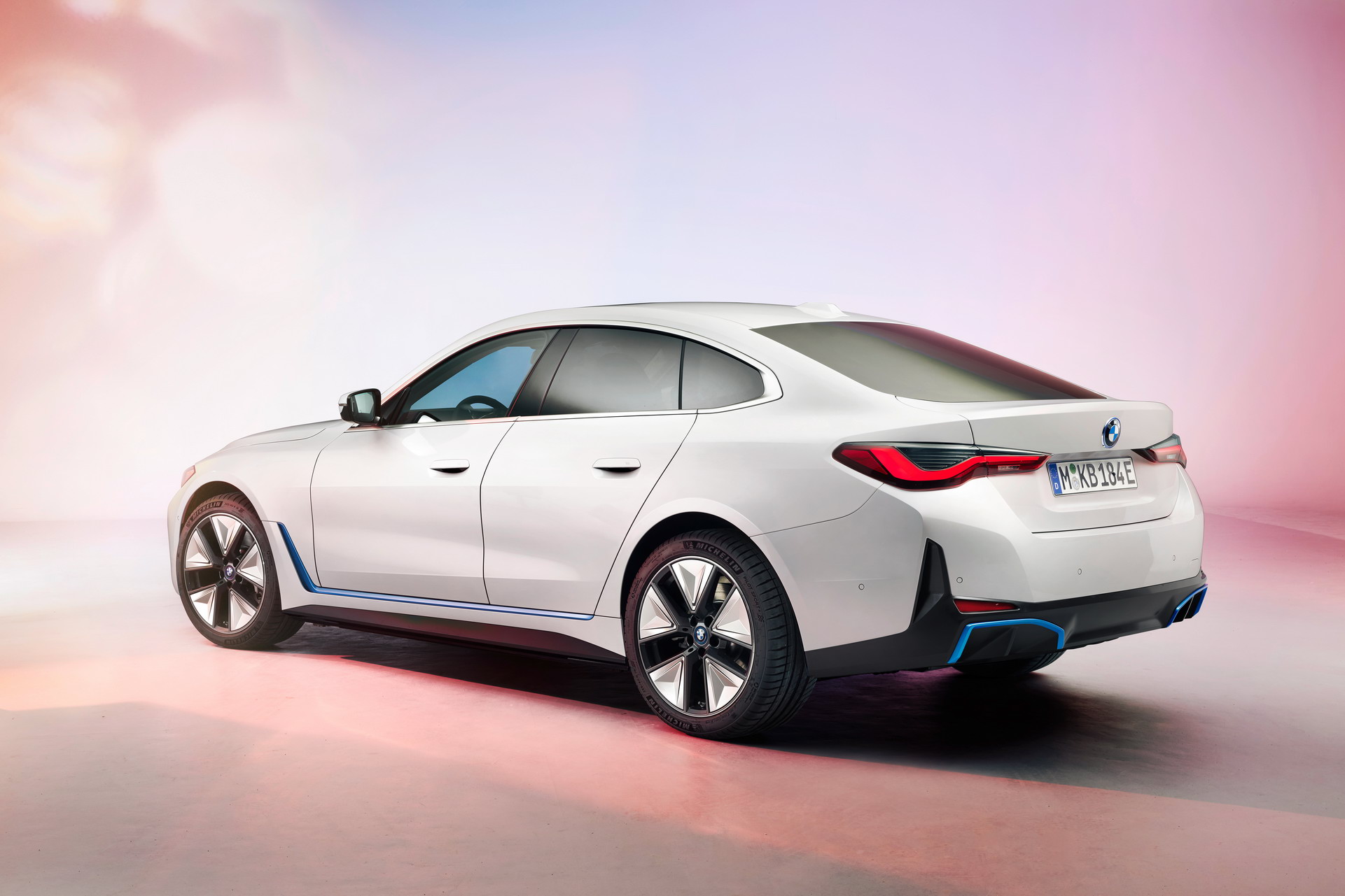 BMW i4 está a chegar com até 530cv e 590km de autonomia! 16