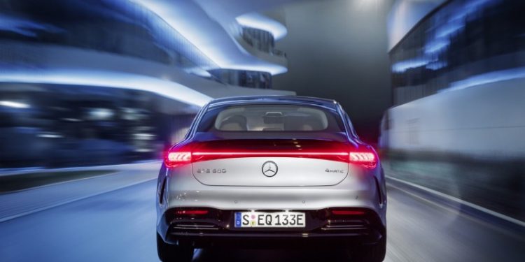 Mercedes-EQ apresenta a primeira limousine de luxo totalmente elétrica EQS (video) 26