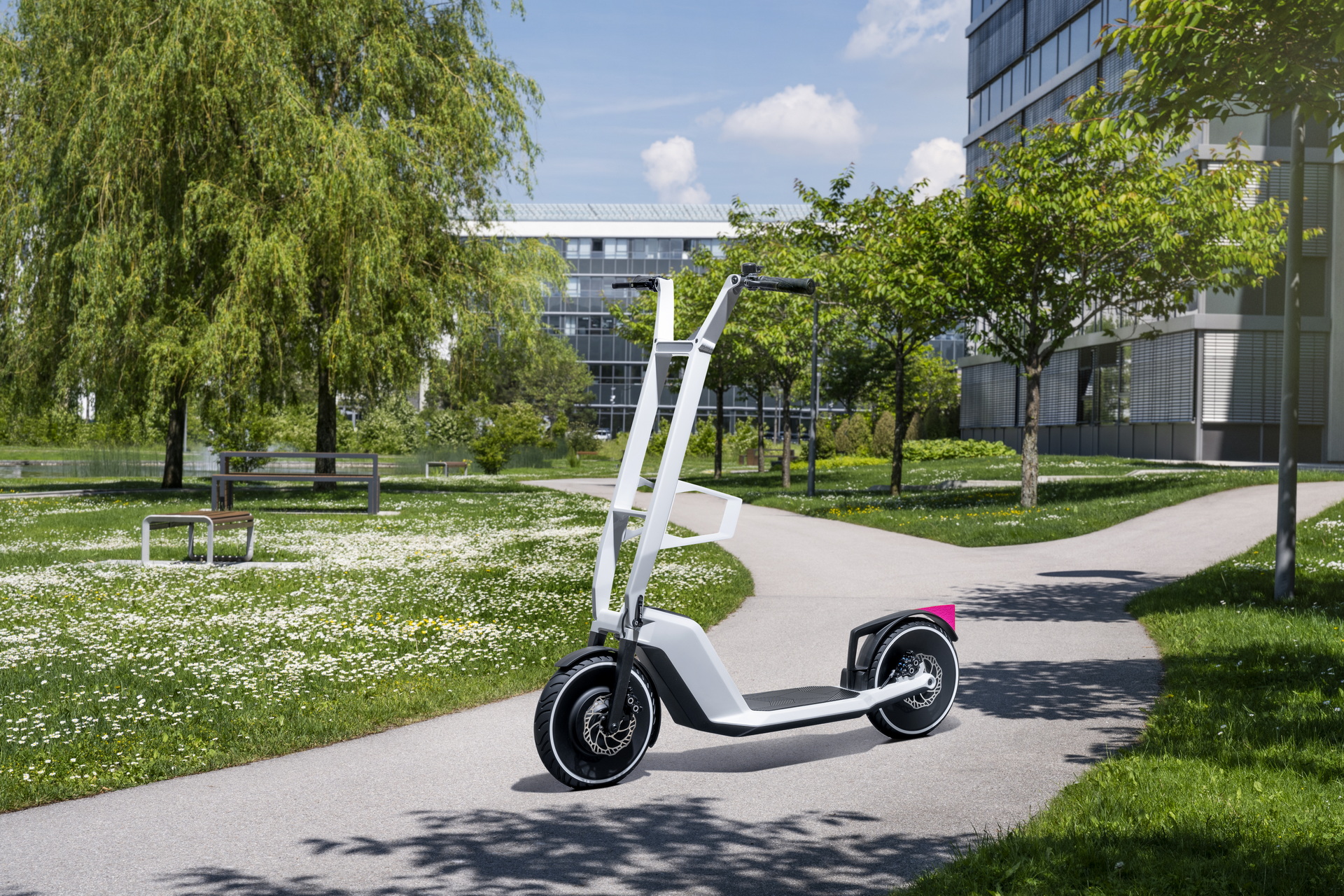 BMW apresenta triciclo e trotinete elétricos para mobilidade urbana. 16