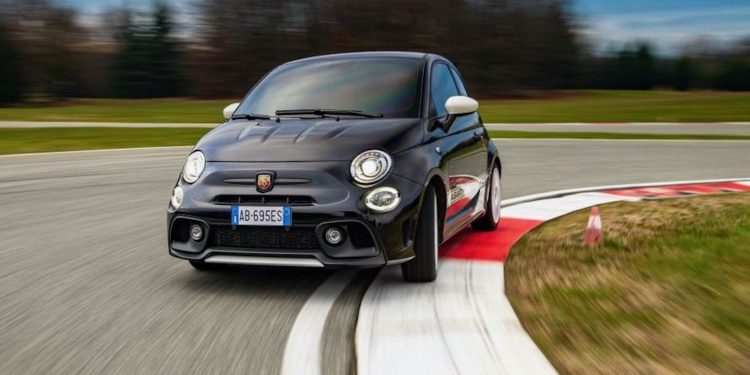 Novo Abarth 695 Esseesse “Edição de Colecionador” da marca do Escorpião (video) 23