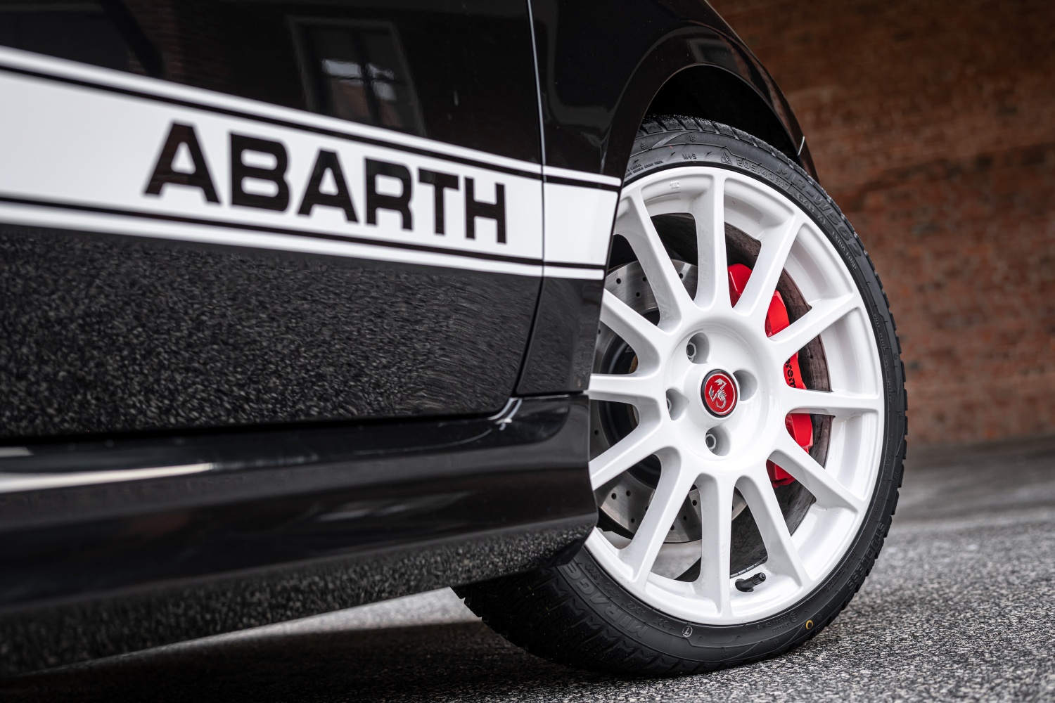 Novo Abarth 695 Esseesse “Edição de Colecionador” da marca do Escorpião (video) 20
