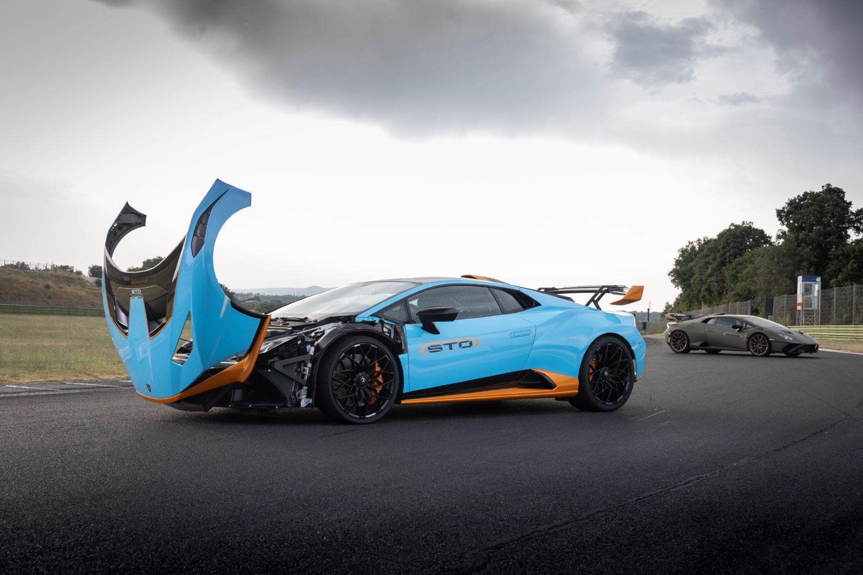 Da pista para a estrada: o Lamborghini Huracán STO marca presença no Algarve Summer Tour (vídeos) 17 Da pista para a estrada: o Lamborghini Huracán STO marca presença no Algarve Summer Tour (vídeos) 17