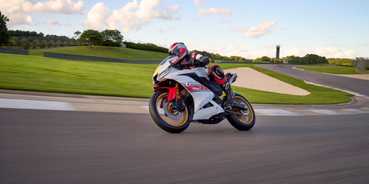 Os modelos da Série R de 2022 celebram a história das corridas da Yamaha nos Grandes Prémios 17