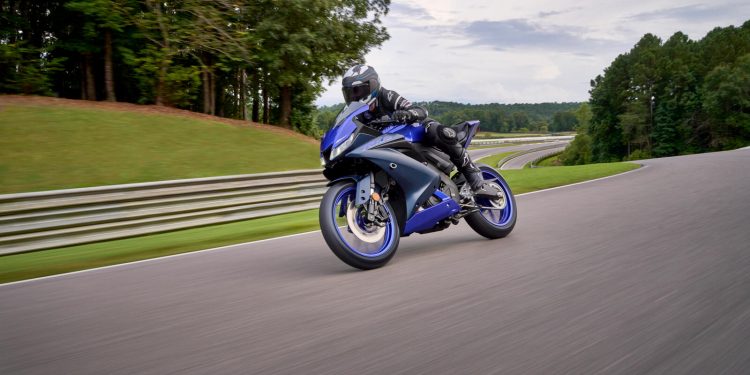 Os modelos da Série R de 2022 celebram a história das corridas da Yamaha nos Grandes Prémios 16