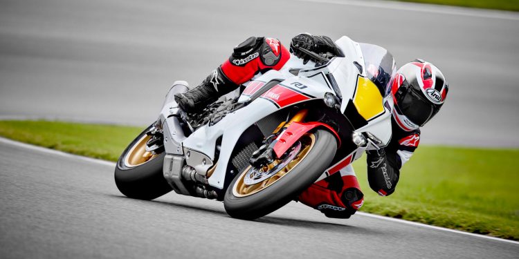 Os modelos da Série R de 2022 celebram a história das corridas da Yamaha nos Grandes Prémios 15