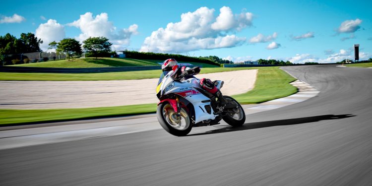 Os modelos da Série R de 2022 celebram a história das corridas da Yamaha nos Grandes Prémios 19