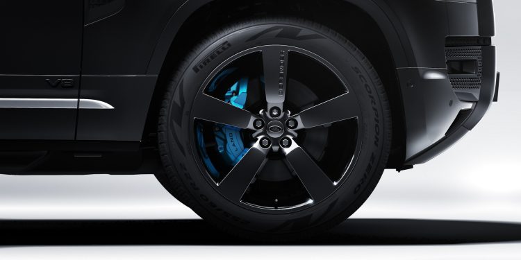 Land Rover revela Defender V8 Bond Edition limitado a 300 unidades! 18