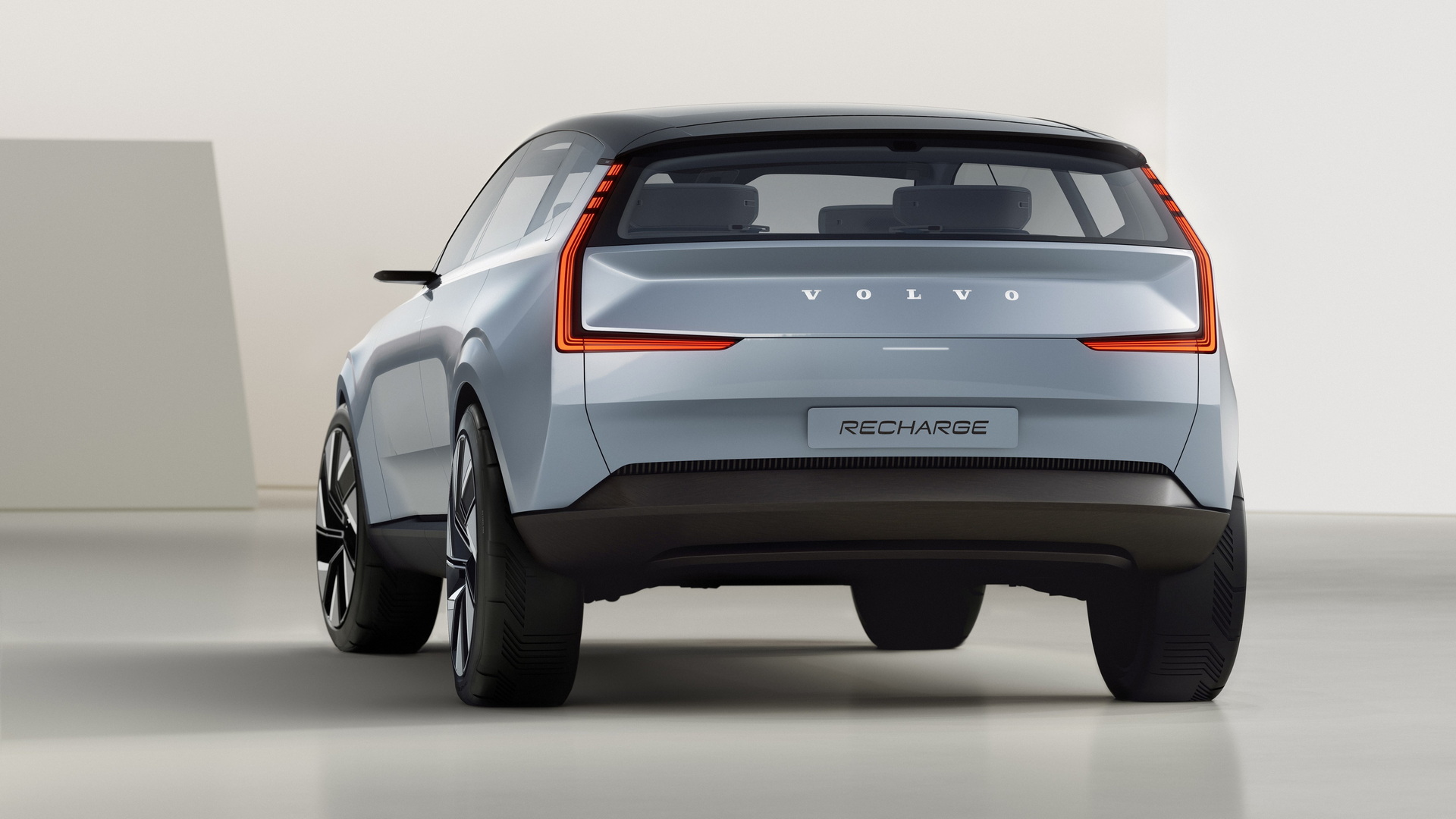 O sucessor do Volvo XC90 vai ter um design inspirado em SUV e em Carrinha. 18
