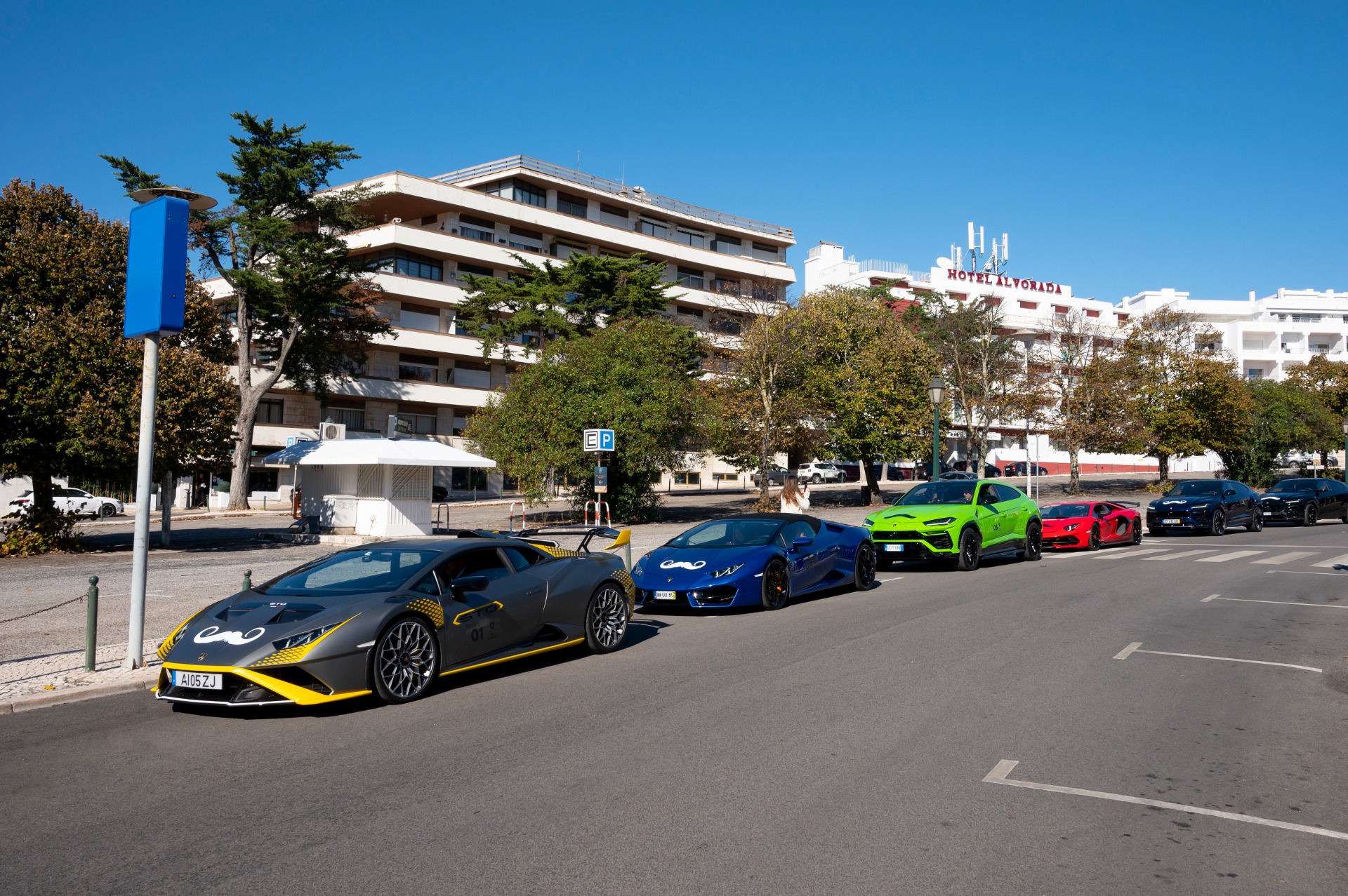 Vários Lamborghini com bigode percorreram as ruas de Lisboa em apoio ao Movember 16