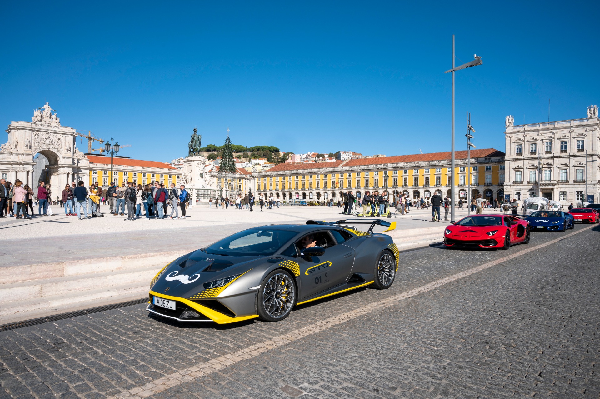 Vários Lamborghini com bigode percorreram as ruas de Lisboa em apoio ao Movember 14