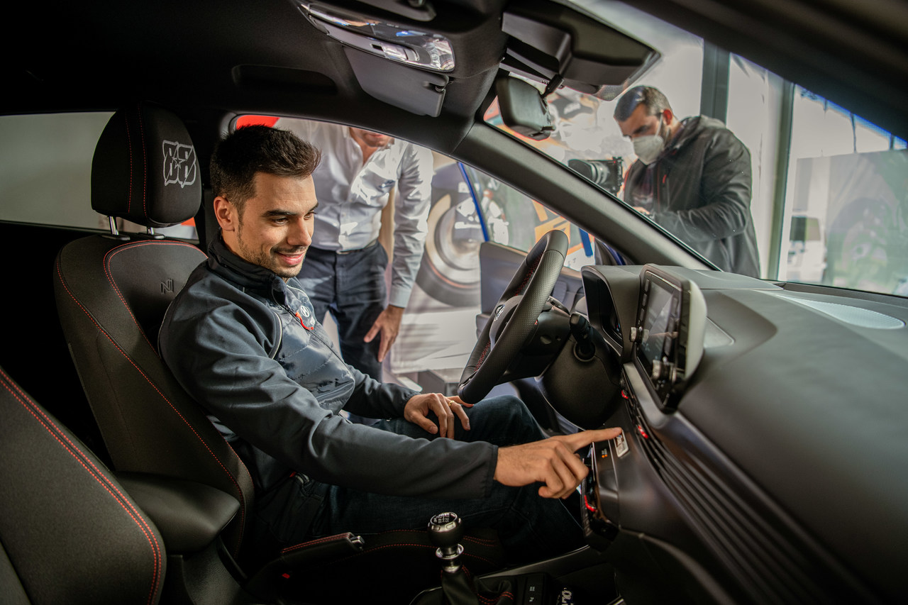 Hyundai Portugal entrega a unidade nº 88 do Hyundai i20 Miguel Oliveira a Miguel Oliveira 15