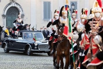 Sergio Mattarella, Presidente da República Italiana, regressa ao Palazzo del Quirinale a bordo do Lancia Flaminia Presidencial (vídeo) 13