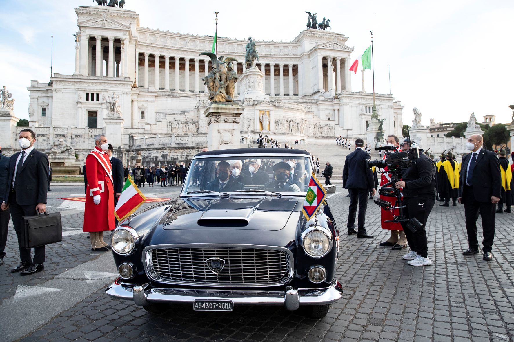 Sergio Mattarella, Presidente da República Italiana, regressa ao Palazzo del Quirinale a bordo do Lancia Flaminia Presidencial (vídeo) 14