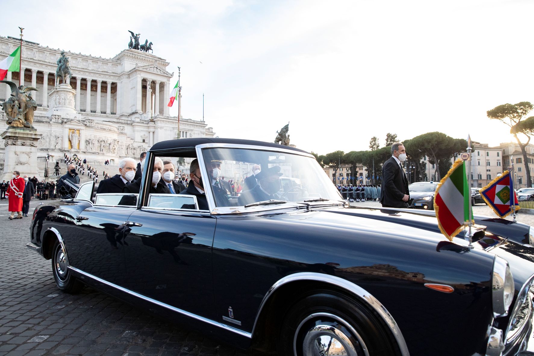 Sergio Mattarella, Presidente da República Italiana, regressa ao Palazzo del Quirinale a bordo do Lancia Flaminia Presidencial (vídeo) 13