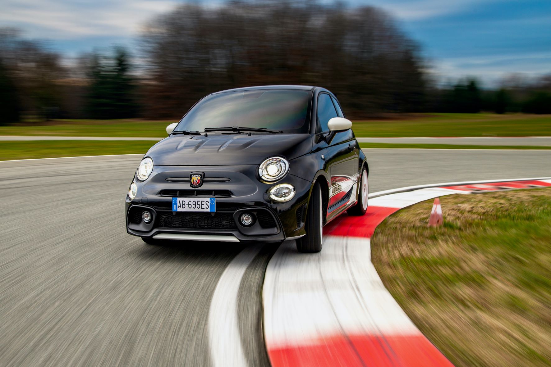 Abarth 595 premiado na iniciativa "Best Cars" da revista "Auto Motor und Sport" pela 7ª vez consecutiva 13