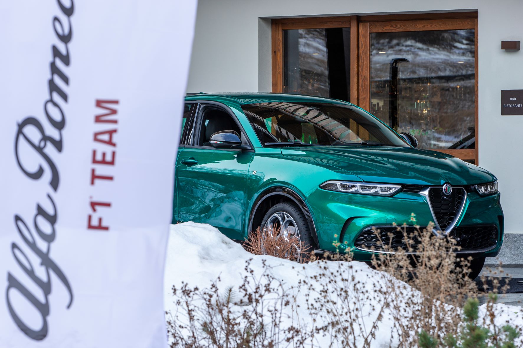O Alfa Romeo Tonale prepara-se para entrar em pista com os pilotos Valtteri Bottas e Zhou Guanyu 17