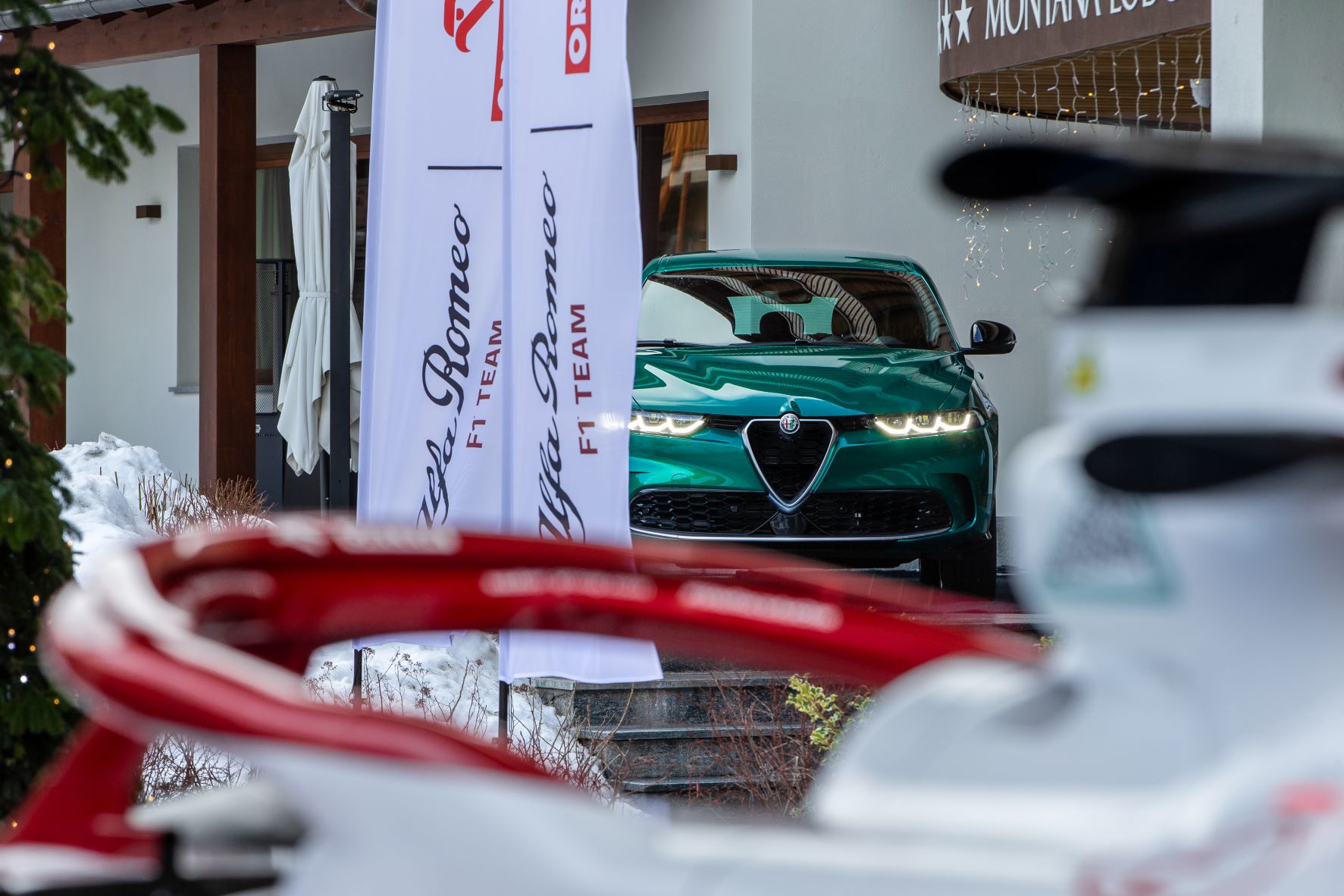 O Alfa Romeo Tonale prepara-se para entrar em pista com os pilotos Valtteri Bottas e Zhou Guanyu 18