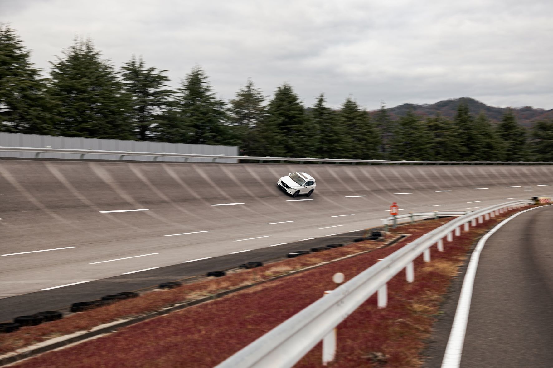 Mazda afirma que os seus automóveis são construídos para durar 16