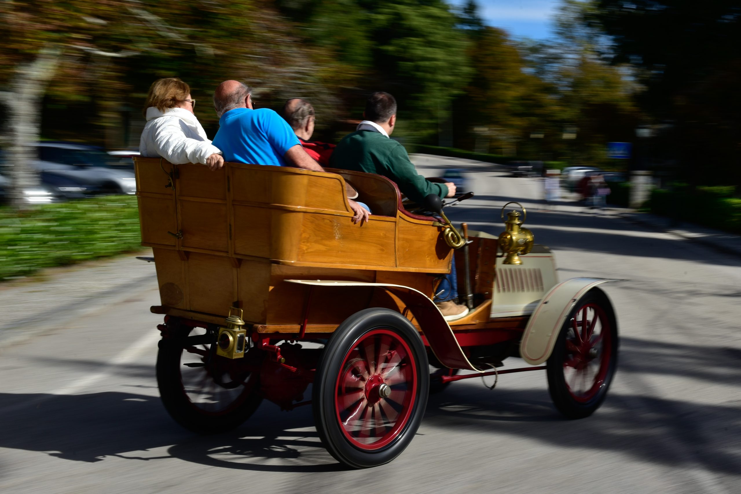 O Museu na Rua regressa a 7 de Maio, com automóveis antigos a passear visitantes 13