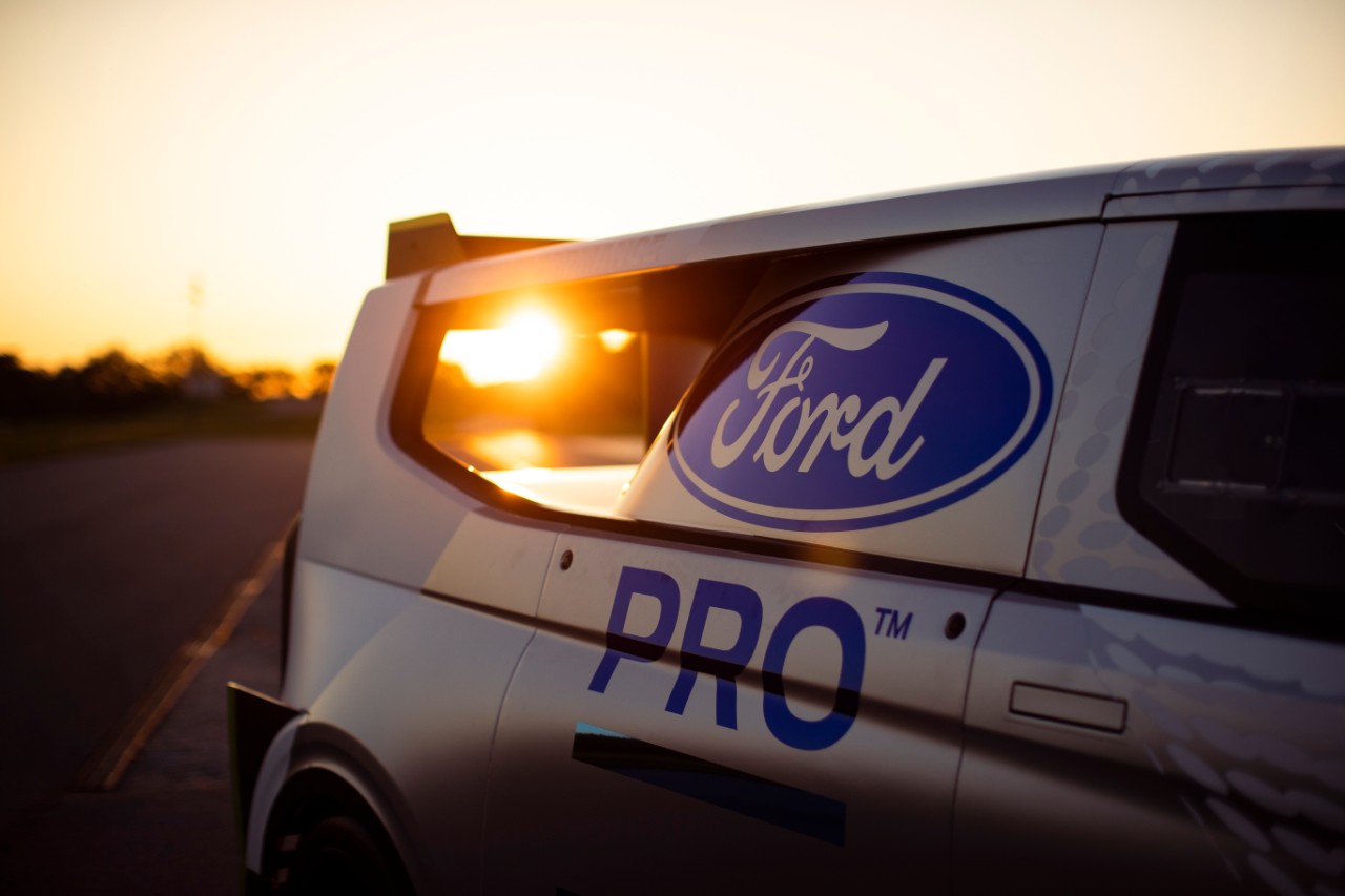 Ford Pro SuperVan Elétrica com 2.000cv (videos) 30