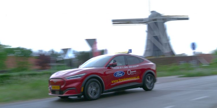 Escolas de condução utilizam o Mustang Mach-E para ensinar a “Geração E” a conduzir(video) 20