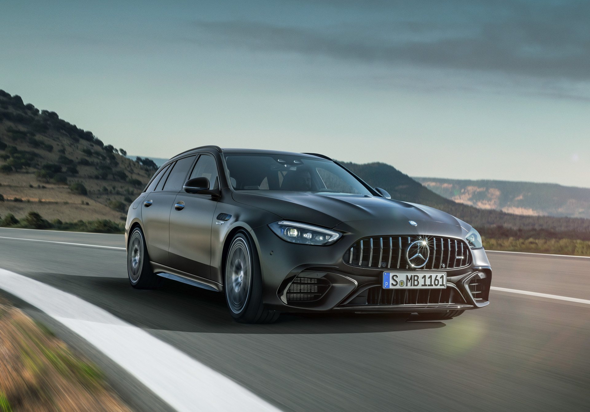 O novo Mercedes-AMG C 63 S E PERFORMANCE: o início da uma nova era 31 O novo Mercedes-AMG C 63 S E PERFORMANCE: o início da uma nova era 31