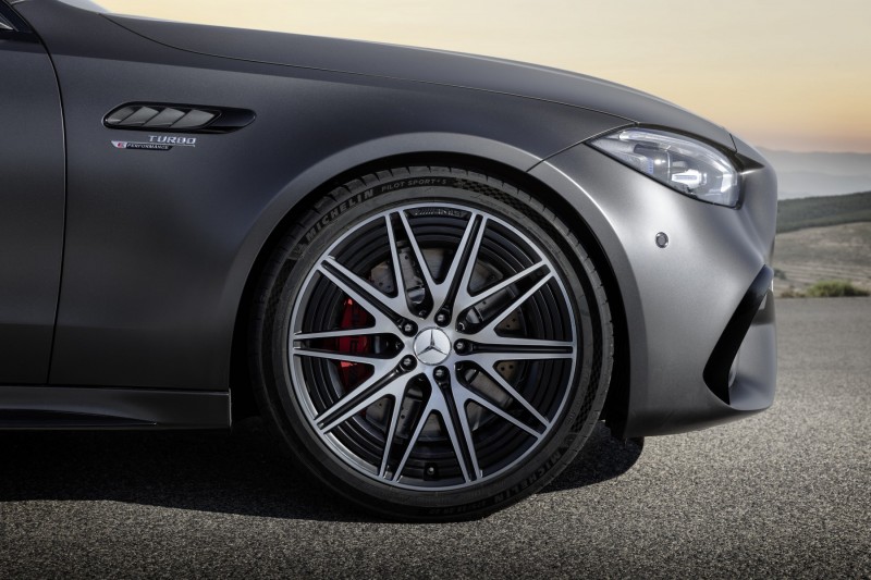 O novo Mercedes-AMG C 63 S E PERFORMANCE: o início da uma nova era 26 O novo Mercedes-AMG C 63 S E PERFORMANCE: o início da uma nova era 26