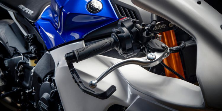 A Yamaha apresenta a R1 GYTR para 2023 24