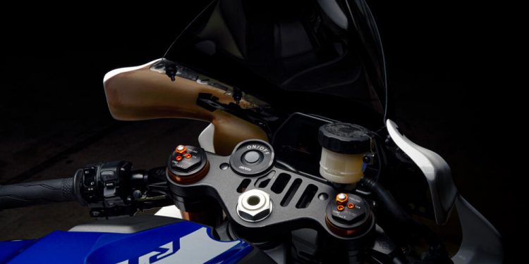 A Yamaha apresenta a R1 GYTR para 2023 27