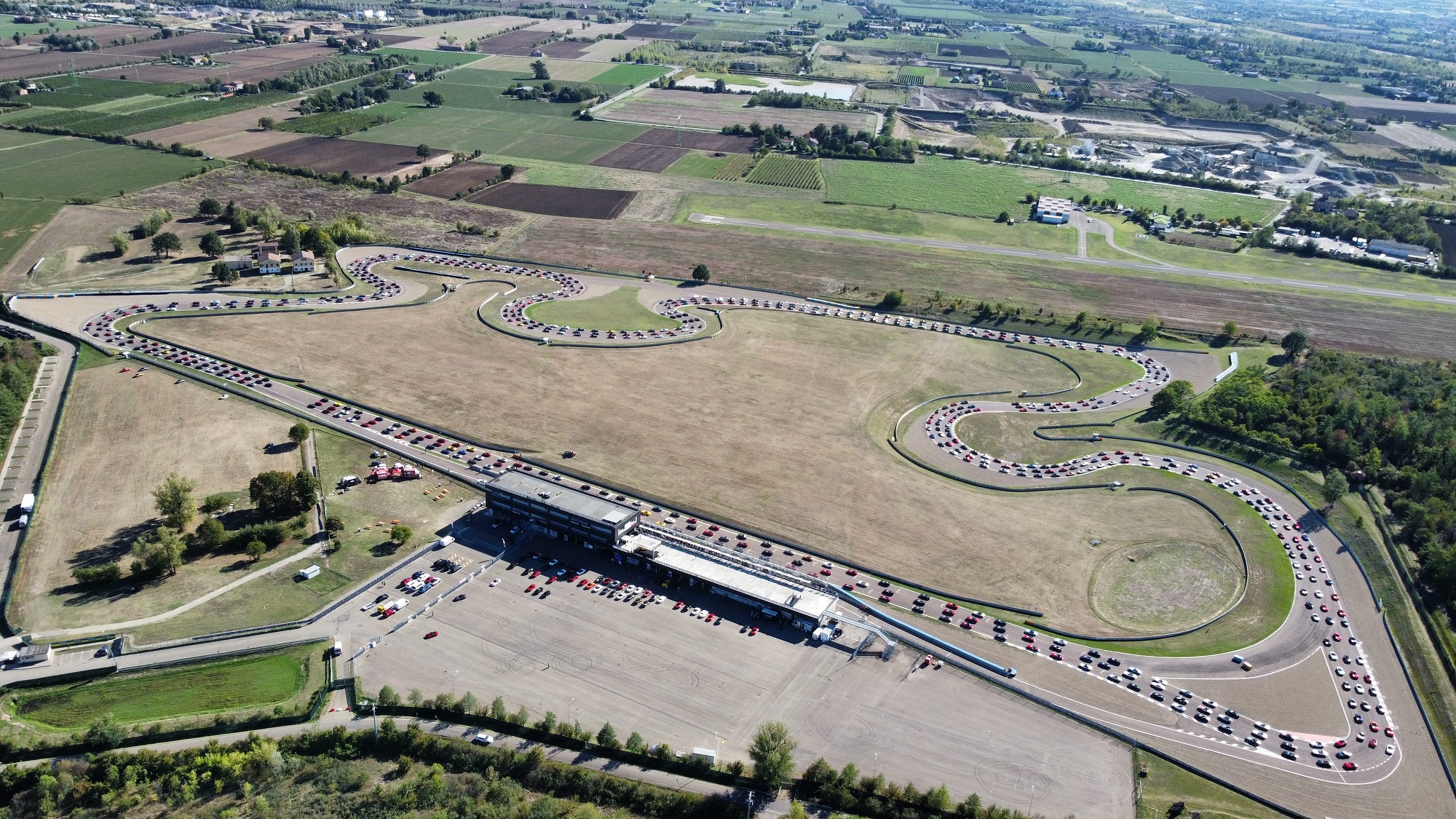Encontro Mazda MX-5 em Modena estabelece novo título no GUINNESS WORLD RECORDS [TM] 20