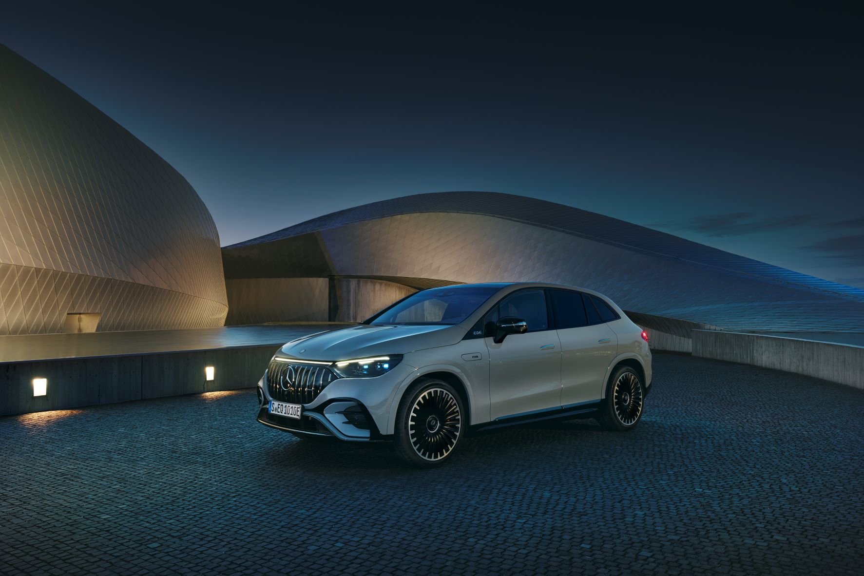 O primeiro SUV desportivo elétrico da Mercedes-AMG: o novo Mercedes-AMG EQE SUV 25