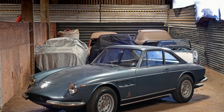 Este Ferrari 330 GTC foi restaurado ao longo de três anos pela Bell Sport & Classic ! 38